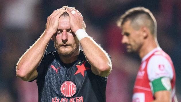 Zklamaný fotbalista Slavie Vladimír Coufal během utkání 3. kola Fortuna ligy s FK Pardubice. Zklamaný fotbalista Slavie Vladimír Coufal během utkání 3. kola Fortuna ligy s FK Pardubice.