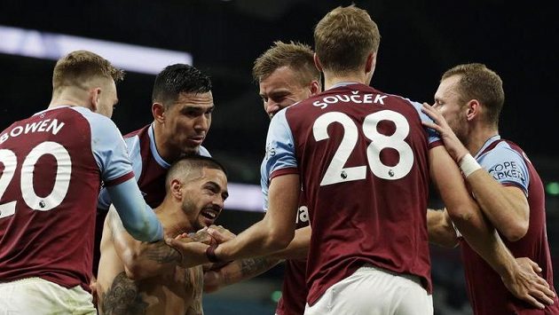 Polonahý Manuel Lanzini se stal hrdinou Kladivářů, zprava se radují oba Češi Vladimír Coufal a Tomáš Souček. Polonahý Manuel Lanzini se stal hrdinou Kladivářů, zprava se radují oba Češi Vladimír Coufal a Tomáš Souček.