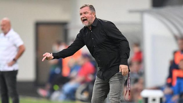 Trenér Pavel Vrba udílí během šlágru fotbalové ligy v Plzni pokyny fotbalistům Sparty. Trenér Pavel Vrba udílí během šlágru fotbalové ligy v Plzni pokyny fotbalistům Sparty.