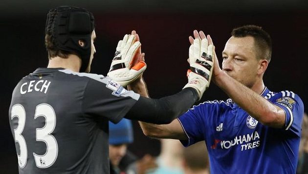 Petr Čech se po zápase zdraví se svým velkým kamarádem Johnem Terrym. Petr Čech se po zápase zdraví se svým velkým kamarádem Johnem Terrym.