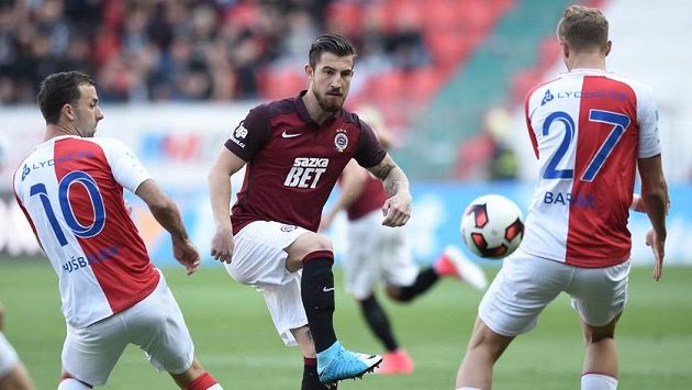 Sparťan Lukáš Vácha v obklopení fotbalistů Slavie. Sparťan Lukáš Vácha v obklopení fotbalistů Slavie.