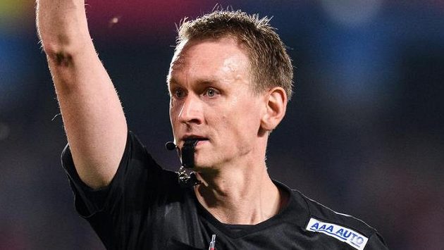 Rozhodčí Ondřej Berka ukazuje červenou kartu během utkání Sparta - Slavia. Rozhodčí Ondřej Berka ukazuje červenou kartu během utkání Sparta - Slavia.