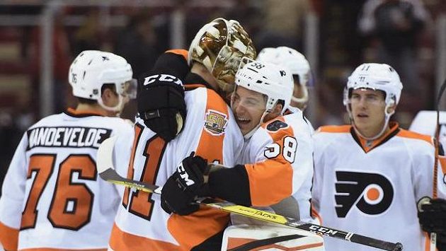 Brankář Philadelphie Anthony Stolarz (41) byl hrdinou svého týmu v Detroitu. Po zápase mu gratuloval Taylor Leier (58) i další spoluhráči. Brankář Philadelphie Anthony Stolarz (41) byl hrdinou svého týmu v Detroitu. Po zápase mu gratuloval Taylor Leier (58) i další spoluhráči.