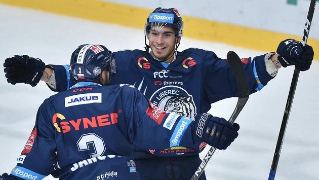 Dominik Lakatoš (vpravo) se raduje se spoluhráčem z Liberce Adamem Jánošíkem. Dominik Lakatoš (vpravo) se raduje se spoluhráčem z Liberce Adamem Jánošíkem.