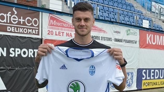 He rejected Benfika and Atalanta, now he is in Mladá Boleslav.  Czech clubs are supplied in the Spanish league