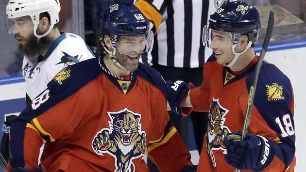 Jaromír Jágr se raduje se spoluhráčem Reillym Smithem z gólu proti San Jose. Jaromír Jágr se raduje se spoluhráčem Reillym Smithem z gólu proti San Jose.