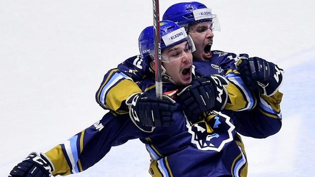 Kladenští Rytíři (zleva) Jakub Hajný a Štěpán Bláha se radují z gólu. Kladenští Rytíři (zleva) Jakub Hajný a Štěpán Bláha se radují z gólu.