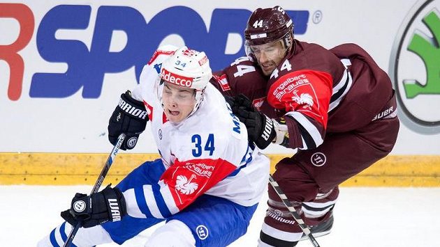 Ryan Glenn (vpravo) v dresu Sparty a Auston Matthews z Curychu při utkání Ligy mistrů. Ilustrační snímek. Ryan Glenn (vpravo) v dresu Sparty a Auston Matthews z Curychu při utkání Ligy mistrů. Ilustrační snímek.
