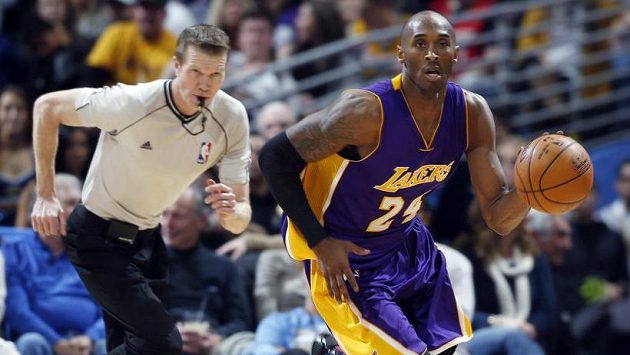 Kobe Bryant z LA Lakers v utkání s Denverem. Kobe Bryant z LA Lakers v utkání s Denverem.