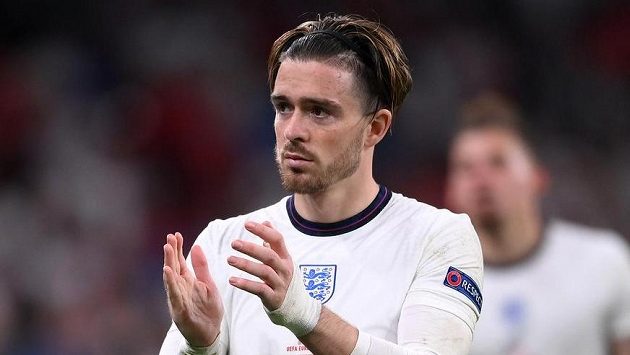 Zklamaný anglický reprezentant Jack Grealish odchází ze hřiště po prohře na penalty ve finále EURO. Zklamaný anglický reprezentant Jack Grealish odchází ze hřiště po prohře na penalty ve finále EURO.