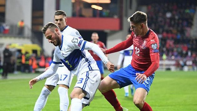 Lukáš Masopust (12) se snaží atakovat Kosovany Fidana Alitiho (3) a Benjamina Kololliho (17). Lukáš Masopust (12) se snaží atakovat Kosovany Fidana Alitiho (3) a Benjamina Kololliho (17).