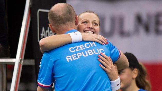 Fedcupový kapitán Petr Pála v objetí s Petrou Kvitovou. Fedcupový kapitán Petr Pála v objetí s Petrou Kvitovou.