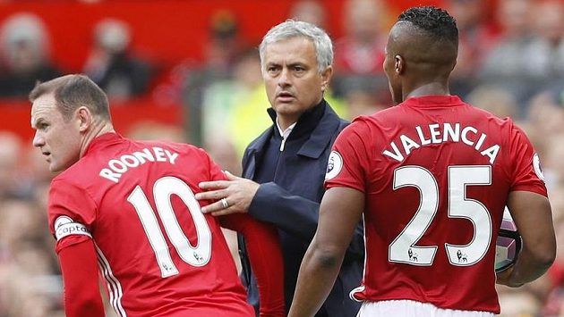 Kapitáne, chci trofej! José Mourinho a Wayne Rooney... Kapitáne, chci trofej! José Mourinho a Wayne Rooney...