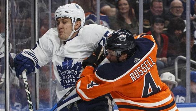Útočník Toronta James van Riemsdyk v souboji s obráncem Edmontonu Krisem Russellem. Útočník Toronta James van Riemsdyk v souboji s obráncem Edmontonu Krisem Russellem.