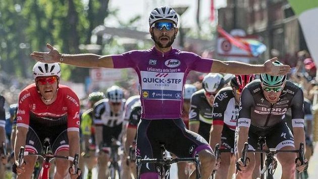 Kolumbijec Fernando Gaviria jásal v cíli 13. etapy Giro d'Italia (ilustrační foto) Kolumbijec Fernando Gaviria jásal v cíli 13. etapy Giro d'Italia (ilustrační foto)