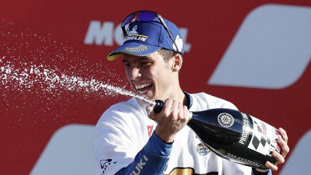 Španělský motocyklový jezdec Joan Mir slaví titul mistra světa. Španělský motocyklový jezdec Joan Mir slaví titul mistra světa.