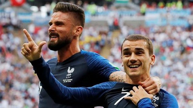 Antoine Griezmann (vpravo) a Olivier Giroud slaví gól Francie proti Argentině. Antoine Griezmann (vpravo) a Olivier Giroud slaví gól Francie proti Argentině.