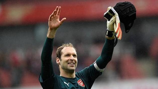 Petr Čech, kapitán Arsenalu, slaví vítězství nad Brightonem. Petr Čech, kapitán Arsenalu, slaví vítězství nad Brightonem.