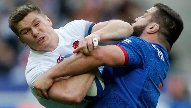 Nic ti nedám! Angličan Owen Farrell (vlevo) a Francouz Rabah Slimani. Nic ti nedám! Angličan Owen Farrell (vlevo) a Francouz Rabah Slimani.
