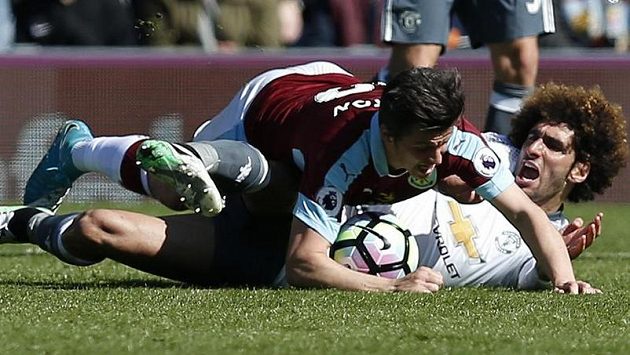 Joe Barton z Burnley to dokázal rozjet nejen na trávníku. Stal se z něj gambler a teď za to dostal trest. Na souboje s Manchesterem United musí rok a půl zapomenout. Joe Barton z Burnley to dokázal rozjet nejen na trávníku. Stal se z něj gambler a teď za to dostal trest. Na souboje s Manchesterem United musí rok a půl zapomenout.