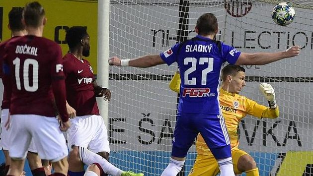 Brankář Sparty Milan Heča (vpravo) inkasuje gól. Brankář Sparty Milan Heča (vpravo) inkasuje gól.