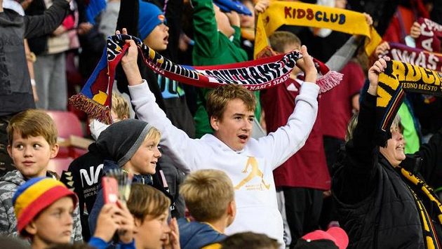 Mladí fanoušci Sparty v zápase proti Rangers Mladí fanoušci Sparty v zápase proti Rangers