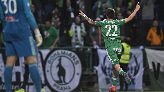 Antonín Vaníček (vpravo) z Bohemians se raduje z gólu, který vstřelil do brány Miloše Buchty (vlevo) z Olomouce v pohárovém utkání. Antonín Vaníček (vpravo) z Bohemians se raduje z gólu, který vstřelil do brány Miloše Buchty (vlevo) z Olomouce v pohárovém utkání.