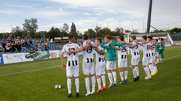 Fotbalisté Hradce Králové slaví vítězství. Fotbalisté Hradce Králové slaví vítězství.