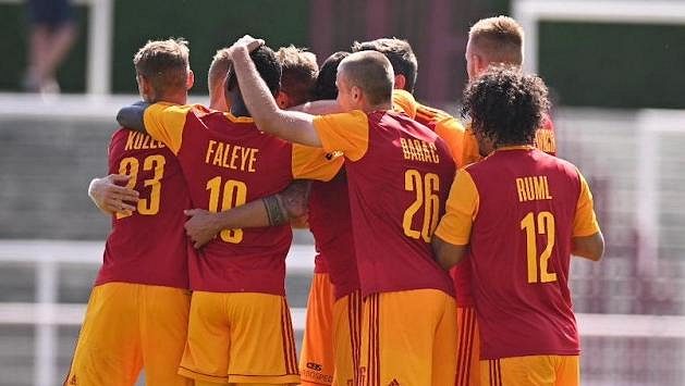 Fotbalisté Dukly se radují. Fotbalisté Dukly se radují.