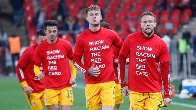 Fotbalisté Walesu během předzápasové rozcvičky. Fotbalisté Walesu během předzápasové rozcvičky.