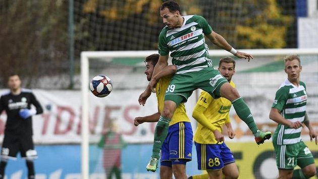 Jakub Podaný (ve výskoku) z Bohemians a Dominik Mašek ze Zlína. Jakub Podaný (ve výskoku) z Bohemians a Dominik Mašek ze Zlína.