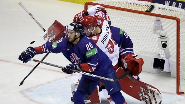 Autor hattricku Dán Morten Poulsen v souboji před britskou brankou. Autor hattricku Dán Morten Poulsen v souboji před britskou brankou.