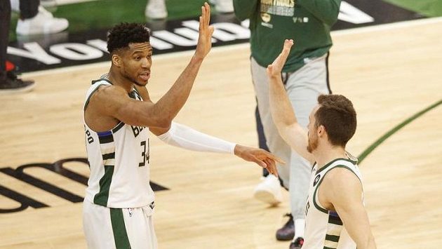 Giannis Antetokounmpo (vlevo) a Pat Connaughton se radují z výhry nad Phoenixem Giannis Antetokounmpo (vlevo) a Pat Connaughton se radují z výhry nad Phoenixem