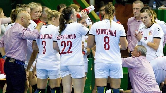 Trenér českých házenkářek Jan Bašný povolal na nadcházející mistrovství Evropy v Dánsku 18 hráček (ilustrační foto) Trenér českých házenkářek Jan Bašný povolal na nadcházející mistrovství Evropy v Dánsku 18 hráček (ilustrační foto)