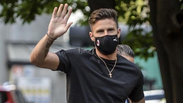 Olivier Giroud podle očekávání přestoupil z Chelsea do AC Milán Olivier Giroud podle očekávání přestoupil z Chelsea do AC Milán