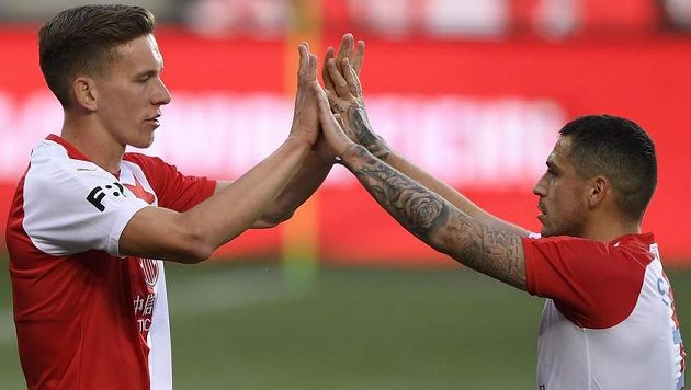 Zleva Lukáš Provod ze Slavie a střelec Nicolae Stanciu ze Slavie se radují z gólu. Zleva Lukáš Provod ze Slavie a střelec Nicolae Stanciu ze Slavie se radují z gólu.