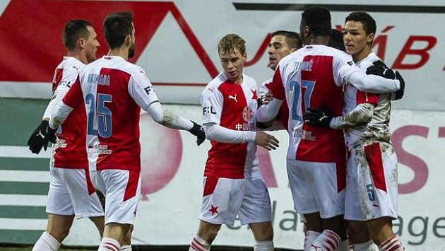 Hráči Slavie se radují z gólu v Teplicích, šlo ovšem o radost předčasnou. Gól stčil jen na remízu.. Hráči Slavie se radují z gólu v Teplicích, šlo ovšem o radost předčasnou. Gól stčil jen na remízu..