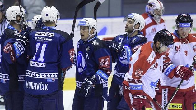 Hokejisté Plzně se radují z branky Hokejisté Plzně se radují z branky