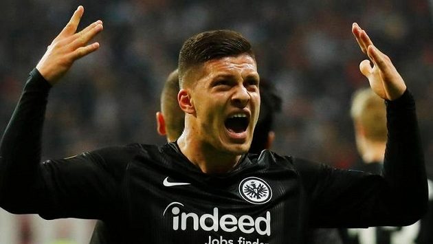 Domácí Luka Jovič se postaral o úvodní branku utkání. Oslava gólu se mu ale moc nepovedla Domácí Luka Jovič se postaral o úvodní branku utkání. Oslava gólu se mu ale moc nepovedla