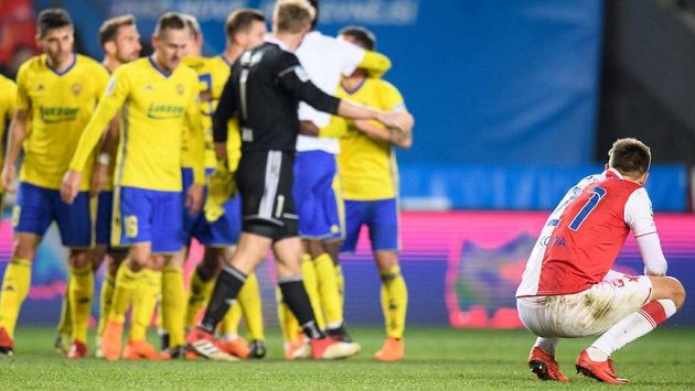 Zklamaný Milan Škoda ze Slavie sleduje radost hráčů Zlína. Zklamaný Milan Škoda ze Slavie sleduje radost hráčů Zlína.