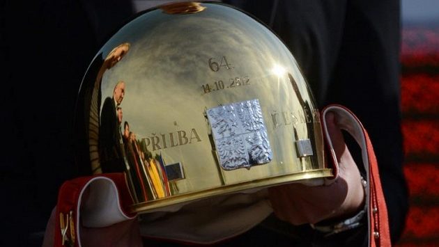 Zlatá přilba, tradiční trofej pro vítěze plochodrážního závodu v Pardubicích. Zlatá přilba, tradiční trofej pro vítěze plochodrážního závodu v Pardubicích.