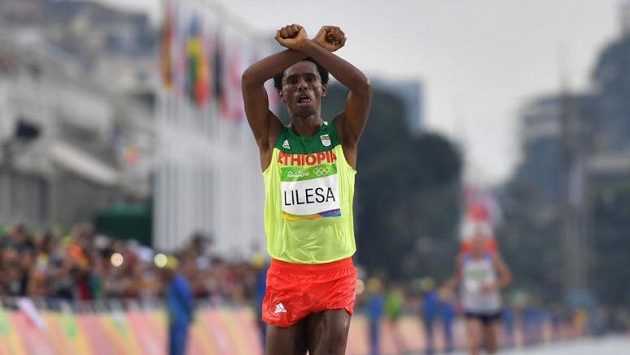 Feyisa Lilesa si olympijské stříbro příliš neužil. Musí řešit palčivější otázky. 