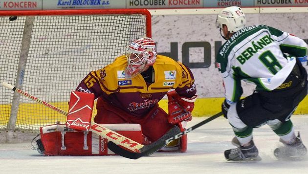 Karlovarský Ondřej Beránek střílí jihlavskému brankáři Miroslavu Svobodovi první gól utkání v 7. kole baráže. Karlovarský Ondřej Beránek střílí jihlavskému brankáři Miroslavu Svobodovi první gól utkání v 7. kole baráže.