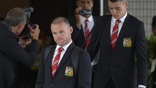 Wayne Rooney v těchto týdnech vede s Manchesterem United malou válku a chce si vynutit odchod. Wayne Rooney v těchto týdnech vede s Manchesterem United malou válku a chce si vynutit odchod.