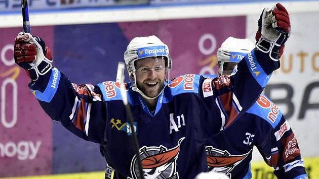 Chomutovský útočník Ivan Huml se raduje z gólu. Chomutovský útočník Ivan Huml se raduje z gólu.