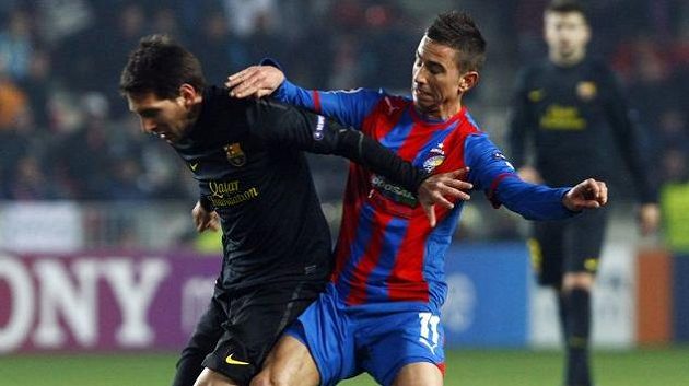 Milan Petržela z Plzně (vpravo) se snaží zastavit Lionela Messiho z Barcelony. Milan Petržela z Plzně (vpravo) se snaží zastavit Lionela Messiho z Barcelony.