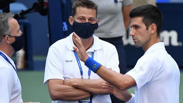 Novak Djokovič v diskusi se supervisorem turnaje Novak Djokovič v diskusi se supervisorem turnaje