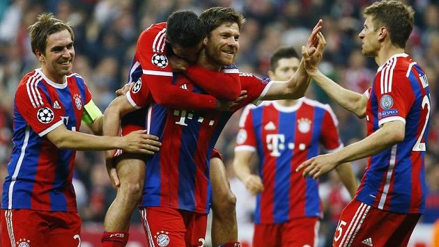 Radost fotbalistů Bayernu Mnichov. Uprostřed Xabi Alonso, střelec šestého gólu v utkání s Portem. Radost fotbalistů Bayernu Mnichov. Uprostřed Xabi Alonso, střelec šestého gólu v utkání s Portem.