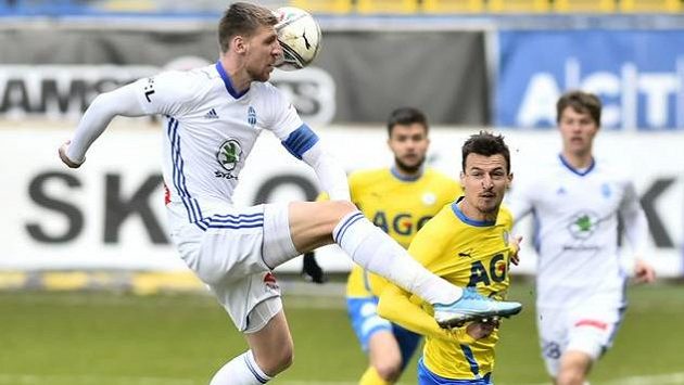 Zleva Ladislav Takács z Boleslavi a Vukadin Vukadinovič z Teplic. Zleva Ladislav Takács z Boleslavi a Vukadin Vukadinovič z Teplic.