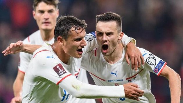 Aleš Matějů a Jakub Pešek oslavují gól na 1:1 během utkání s Walesem. Aleš Matějů a Jakub Pešek oslavují gól na 1:1 během utkání s Walesem.